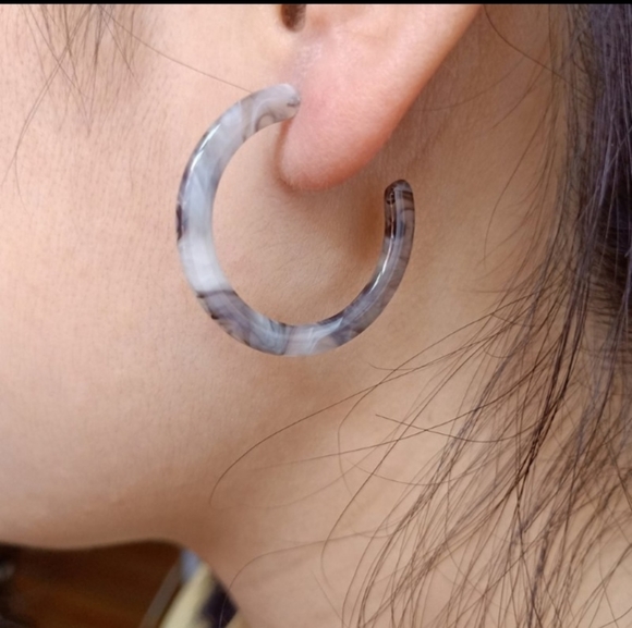*ONE LEFT* NEW Grey Marbled Earrings - Picture 2 of 4